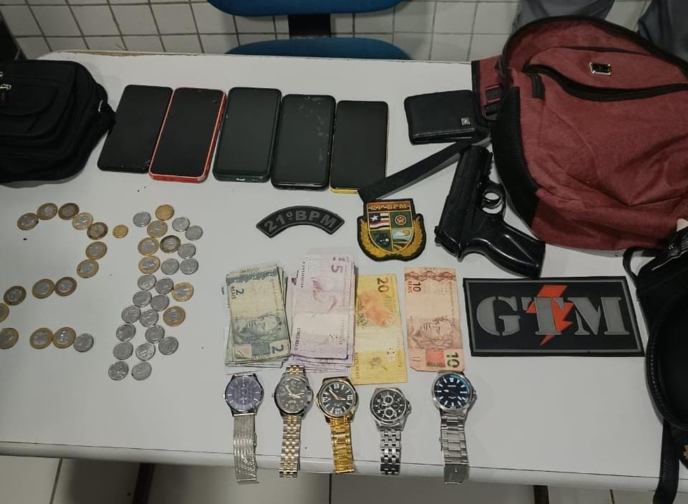 Material apreendido com suspeitos de assalto a ônibus, em São Luís — Foto: Divulgação/Polícia Militar