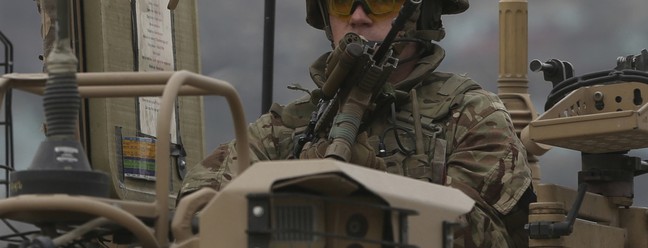 Foto de 2020 mostra soldado britânico da Otan em ação no Afeganistão — Foto: Rahmat Gul/AP