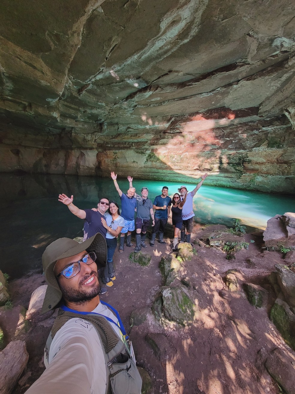 Médica veterinária é surpreendida com pedido de casamento durante passeio entre amigos em gruta de MT — Foto: Reprodução