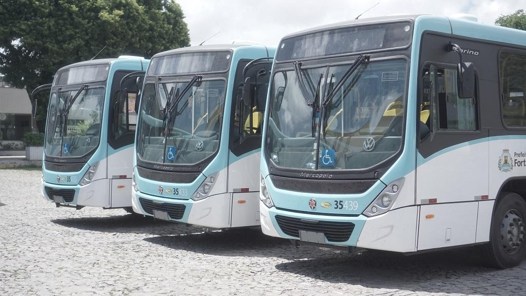 Porta de ônibus abre, passageira cai e morre atropelada pelo coletivo em Fortaleza