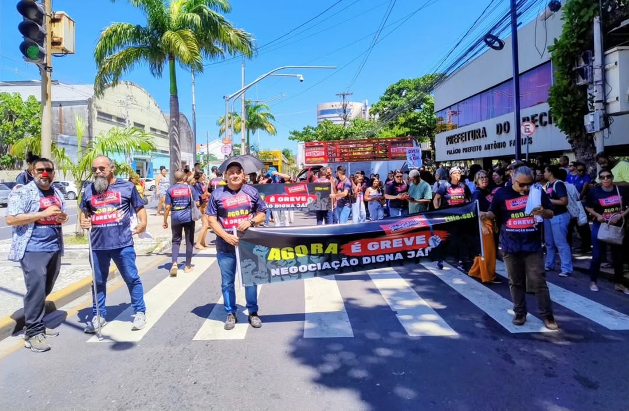 Servidores de diversas categorias do Recife entram em greve pedindo reajuste salarial