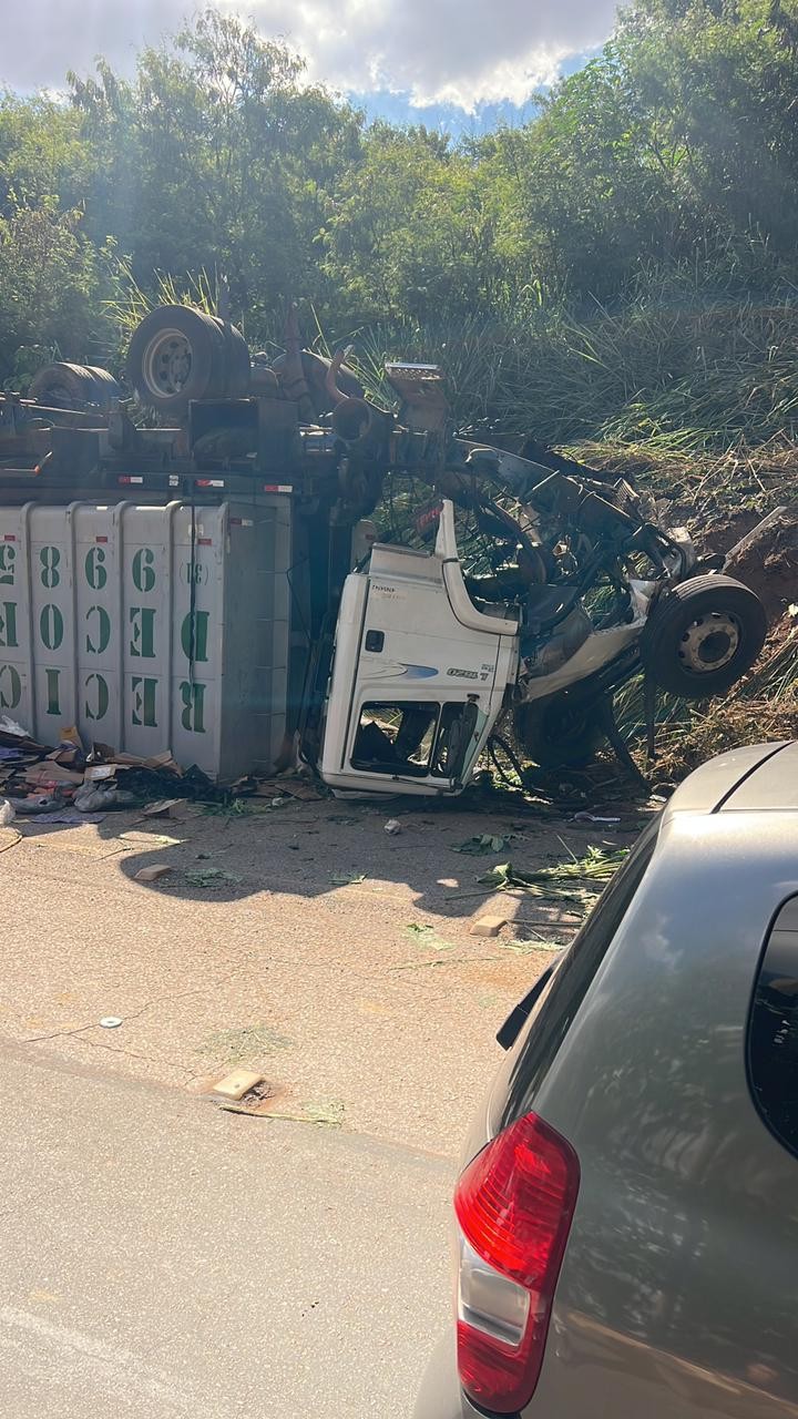 Caminhão cai de viaduto do Anel Rodoviário de BH sobre Avenida Amazonas