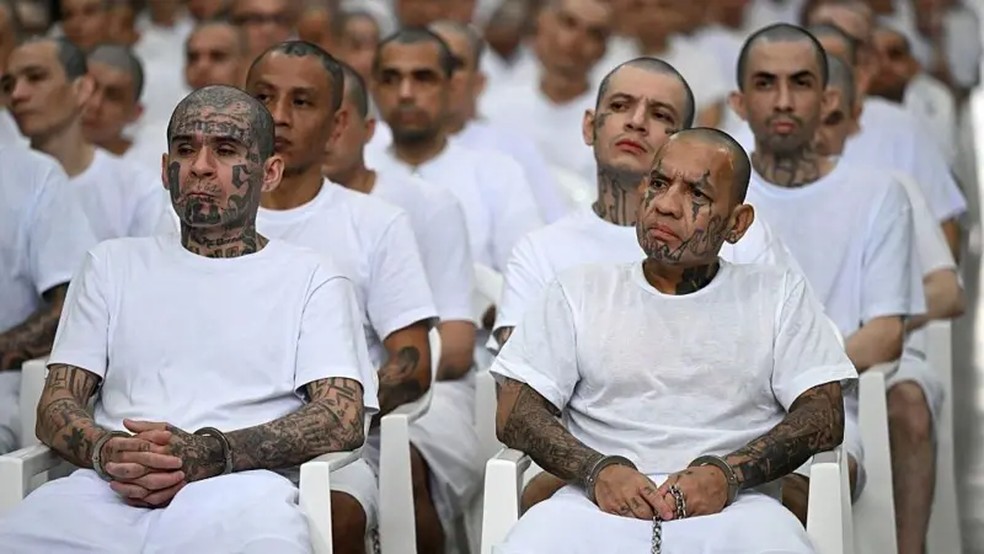 Em El Salvador, sob o comando de Bukele, imagens de supostos membros de gangues na prisão transmitem forte mensagem de submissão do crime ao Estado — Foto: Marvin Recinos / AFP Via Getty Images