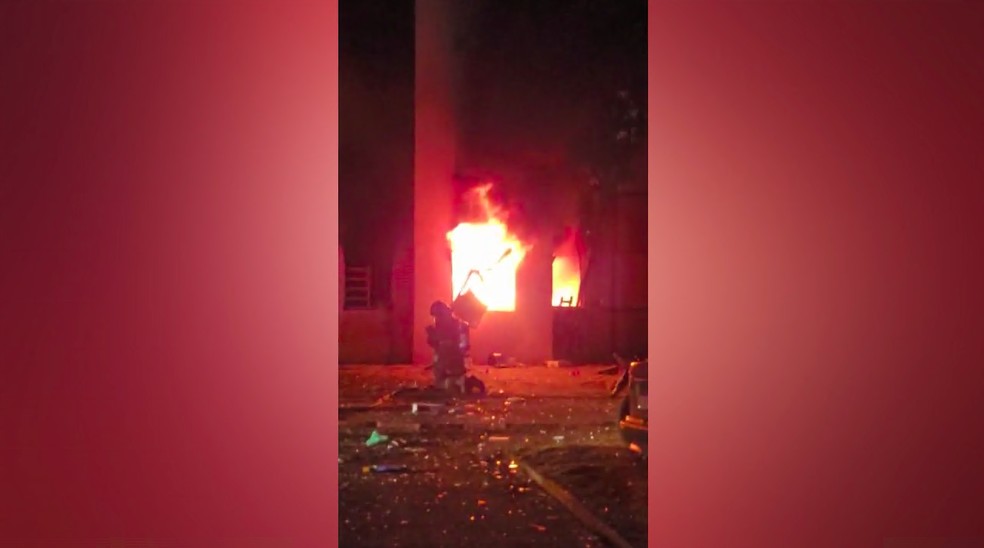 Bombeiros combatem chamas em apartamento dentro de condomínio em Sertãozinho, SP — Foto: Redes Sociais