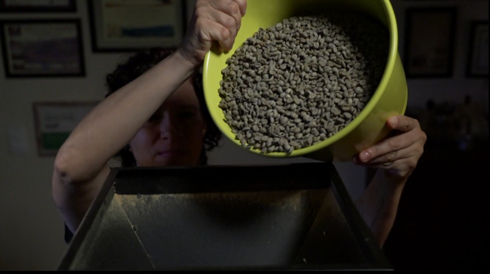 Roberta Bazilli, de Caconde, faz 'alquimia' para chegar à melhor torra possível — Foto: Ely Venâncio/EPTV