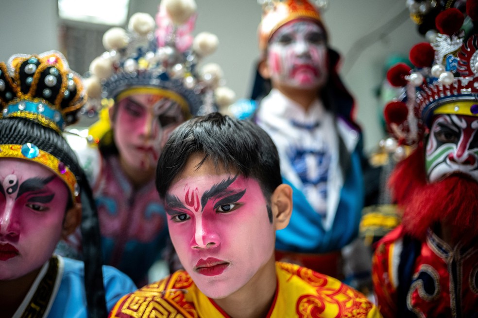 artistas se pararam para o show na véspera do Ano Novo Lunar, na Tailândia — Foto: Reuters