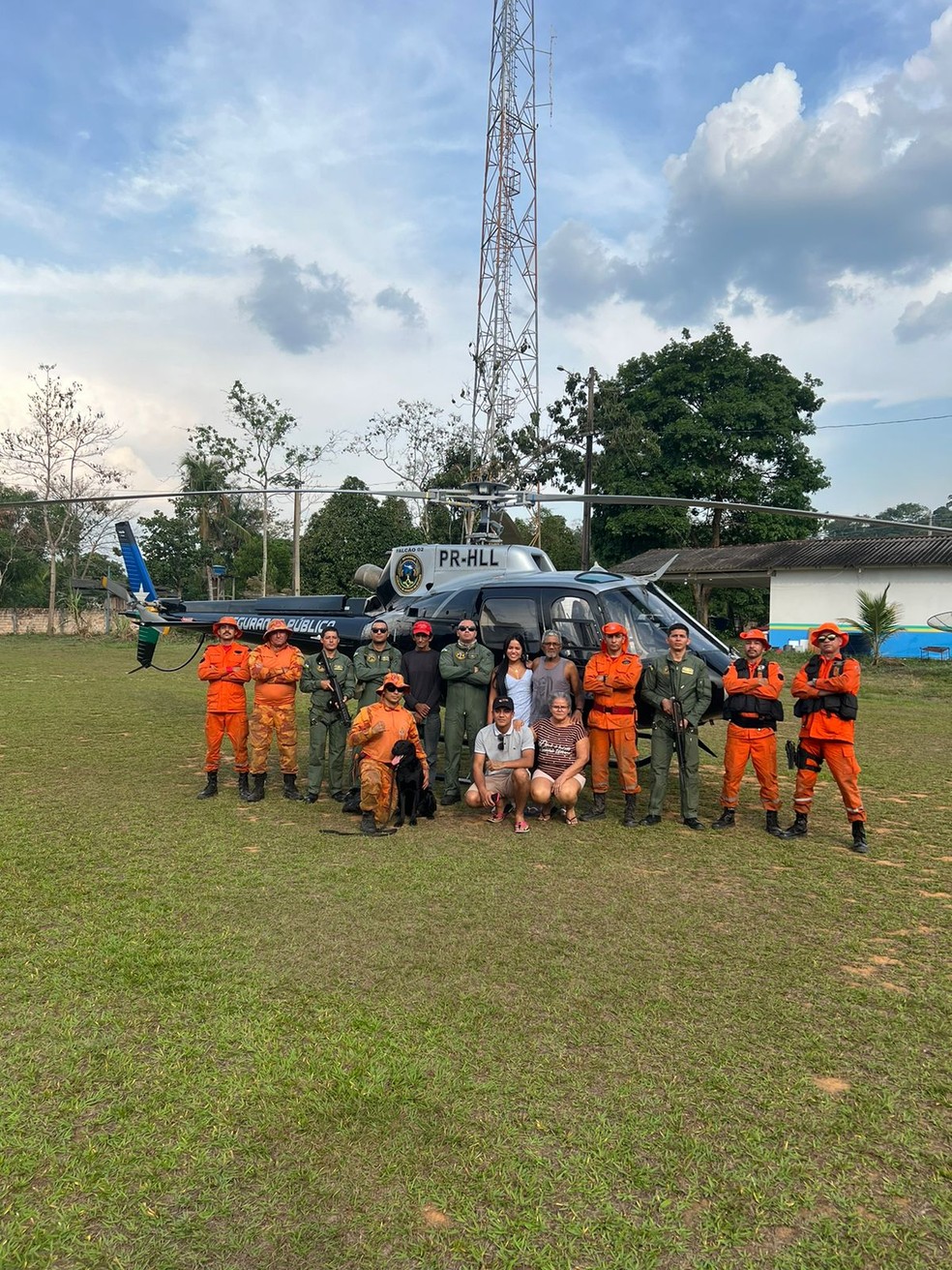 Grupo que realizou o resgate de homem que estava perdido no Pico do Tracoá — Foto: NOA/Divulgação