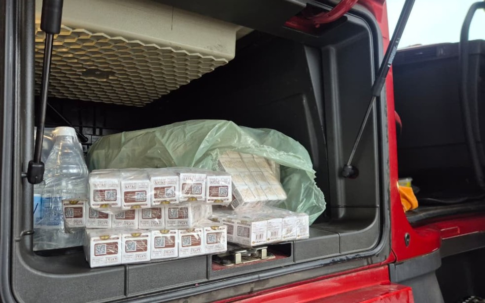 Ampolas de medicamento emagrecedor estavam em carga de farinha de trigo — Foto: Polícia Rodoviária Federal