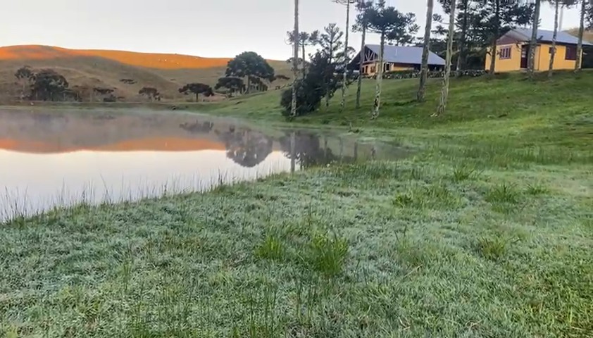 Serra do RS amanhece coberta por geada; termômetros registram 6,6ºC