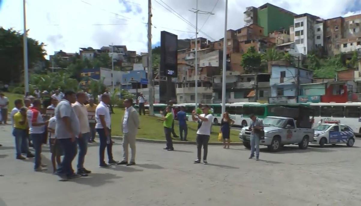 Rodoviários bloqueiam entrada da estação de ônibus mais movimentada de Salvador e passageiros reclamam: 'falta de respeito'