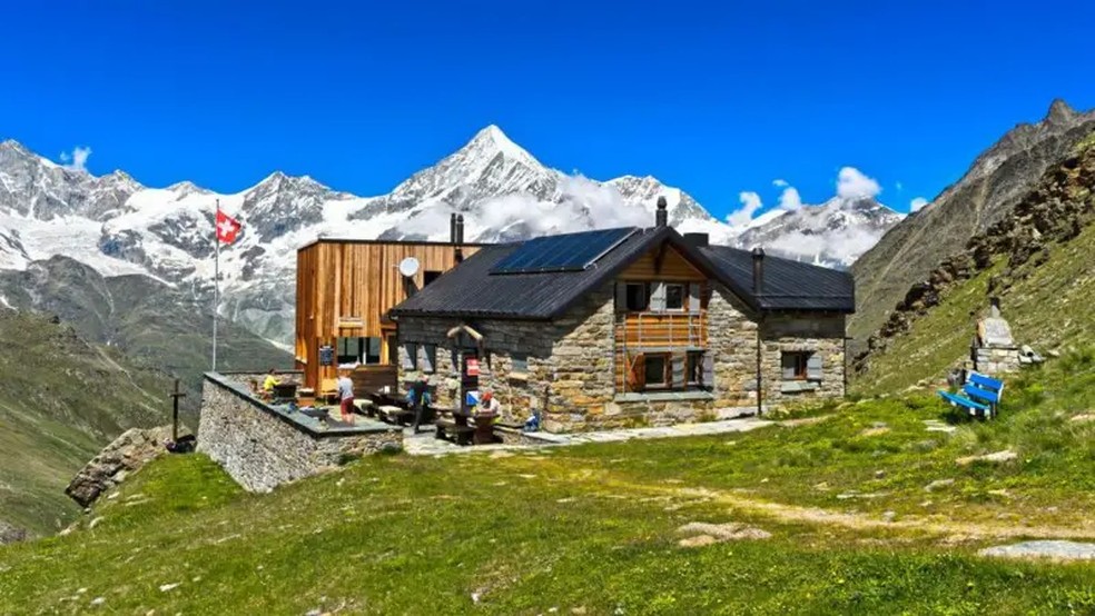 Os Alpes Suíços são o cenário perfeito para esconder um grande número de bunkers. — Foto: Getty Images via BBC