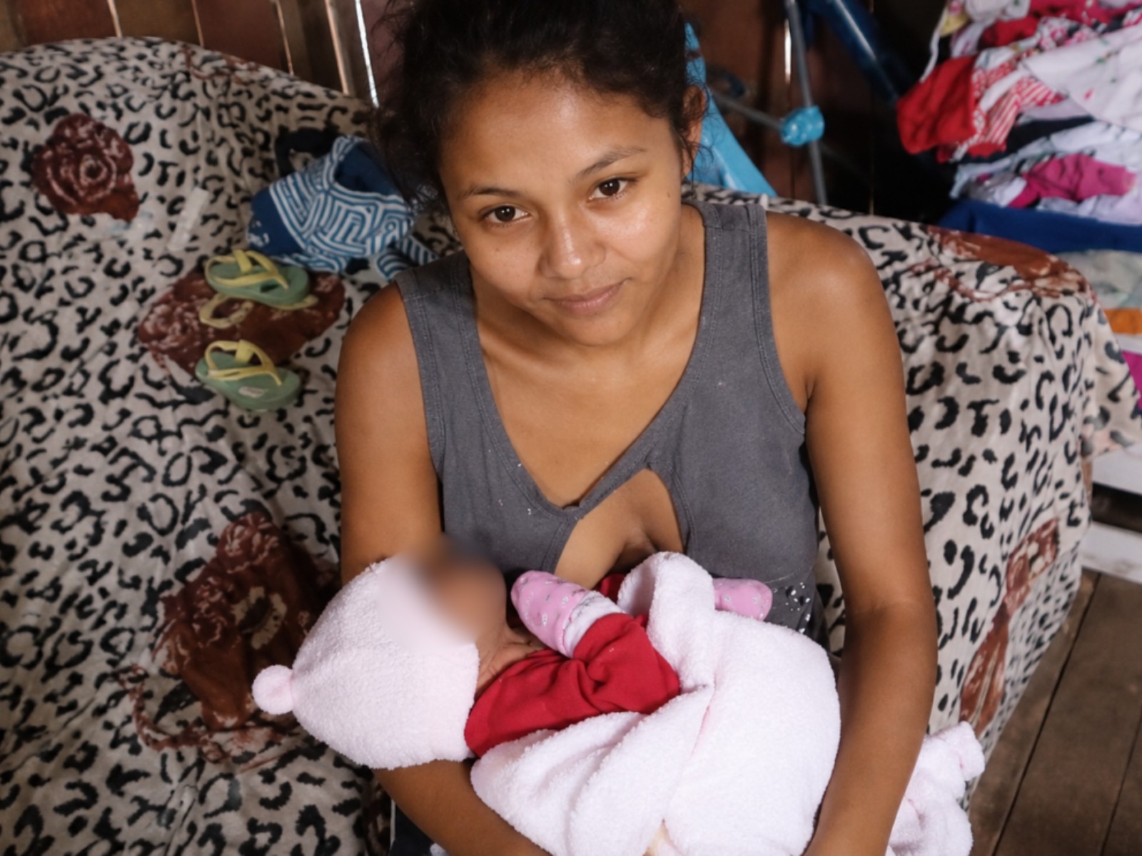 VÍDEO: Mulher que deu à luz em calçada mora em casa precária ao lado de lixão no Acre