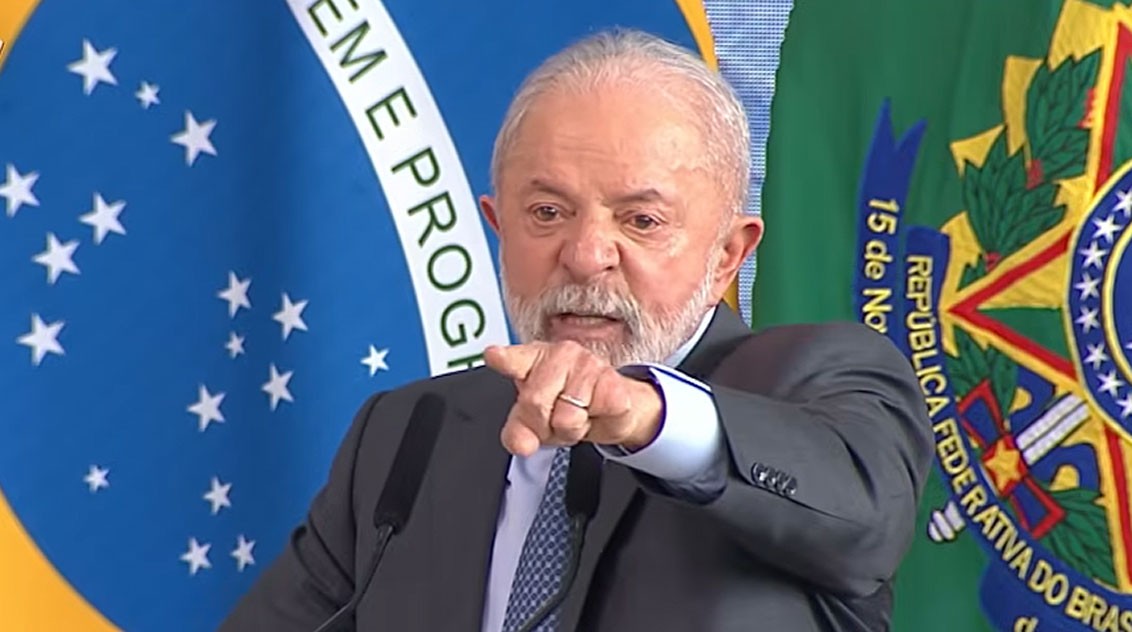 'Brasil deu uma lição de democracia ao mundo', diz Lula sobre prisão de Bolsonaro