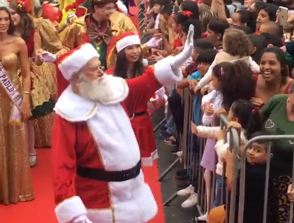 Com carreata e conversível vermelho, Papai Noel chega a shoppings de São José e Taubaté neste sábado (9); veja FOTOS