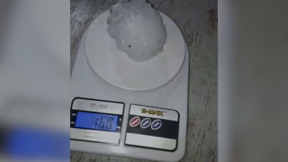 Granizo de 160 g em Iturama — Foto: Reprodução/Redes Sociais