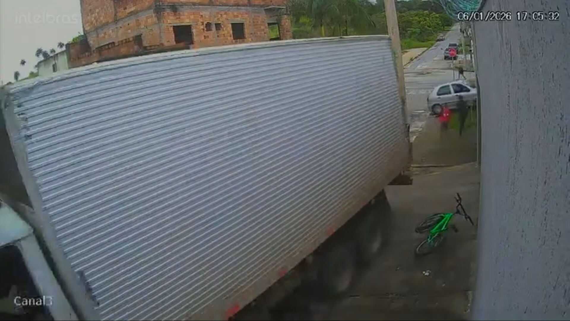 VÍDEO: crianças escapam por pouco de caminhão desgovernado na Grande BH