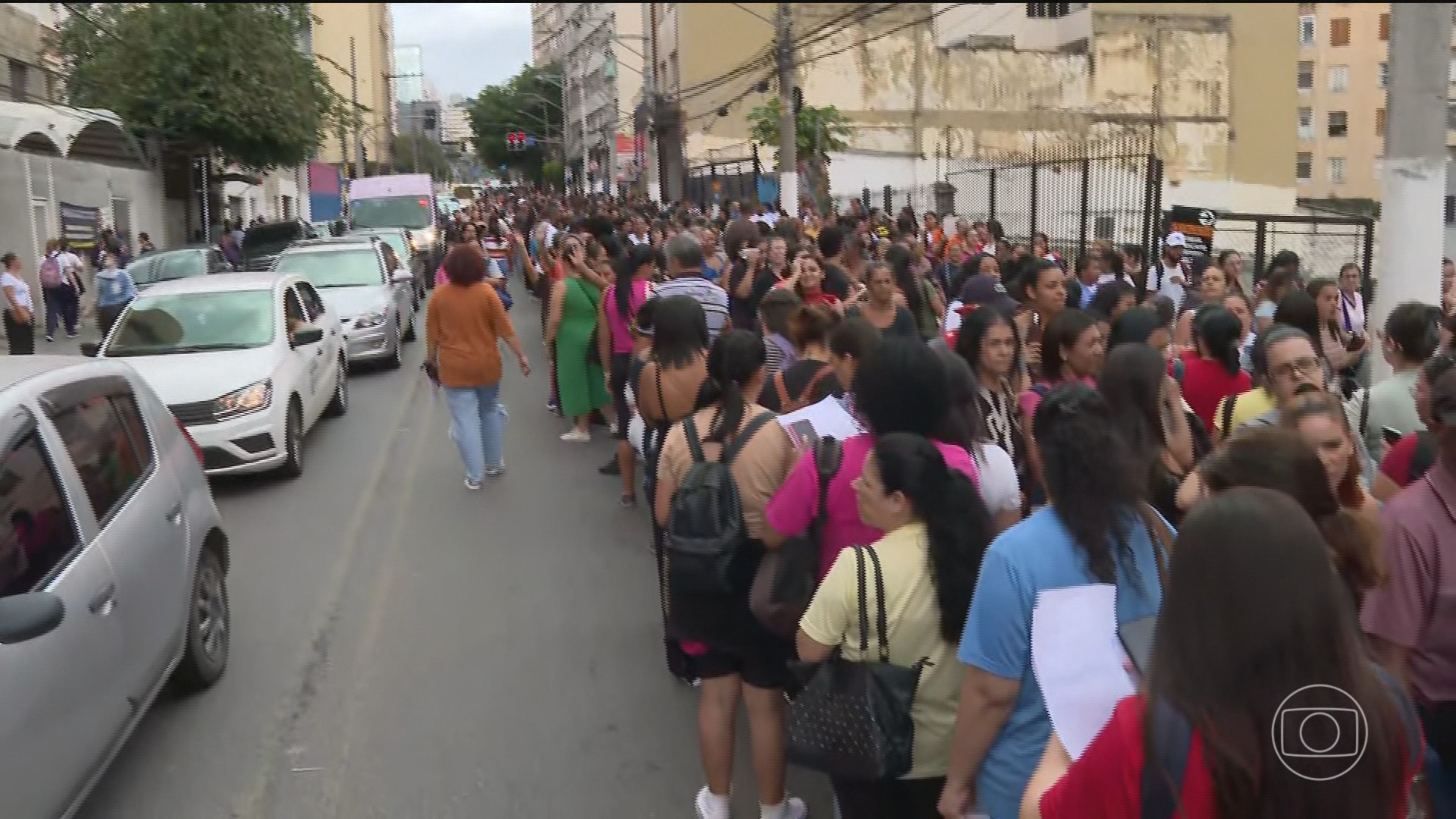 Trabalhadores fazem fila gigantesca para não pagar contribuição sindical em SP 