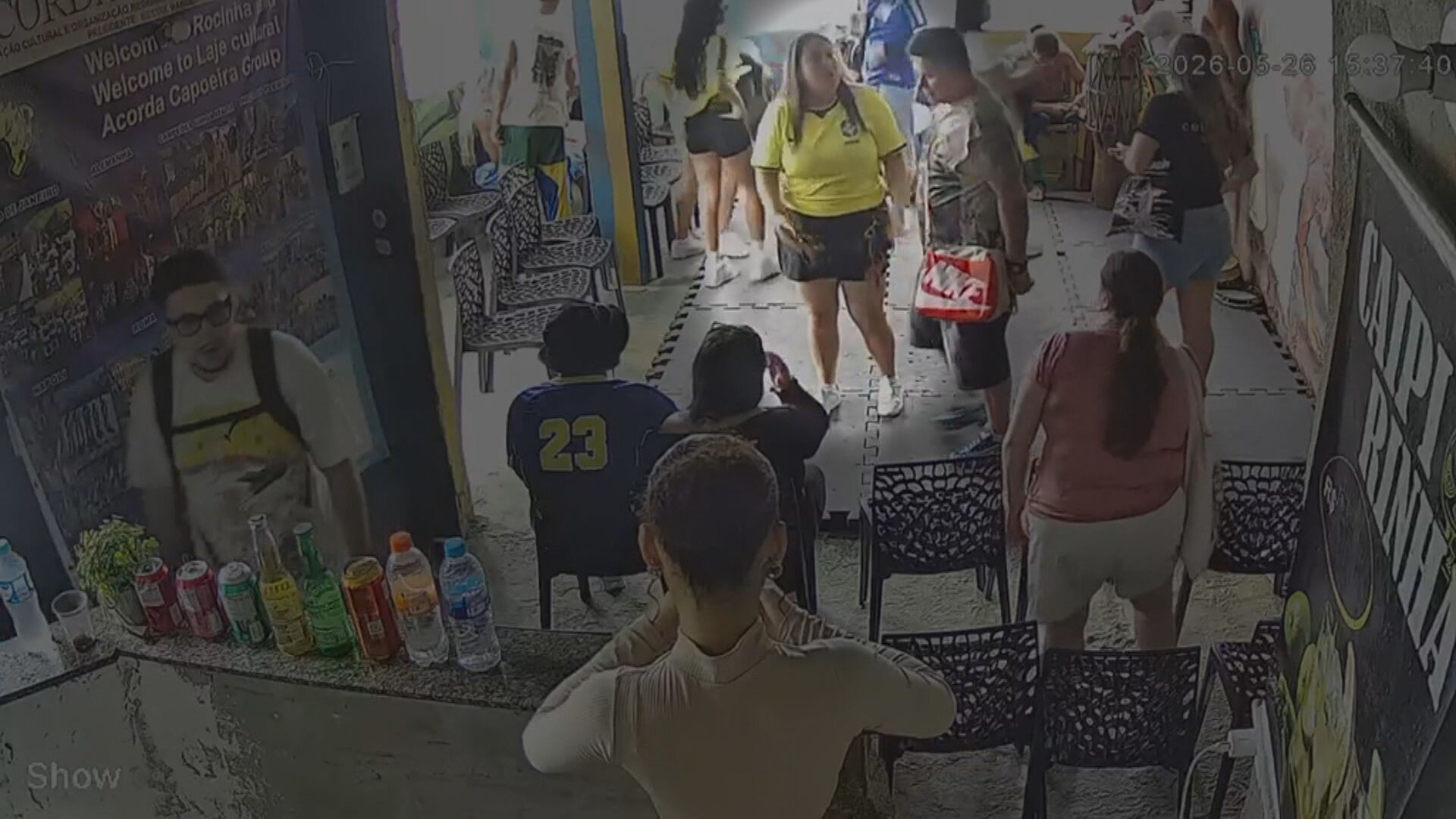 Polícia indicia colombiana que ofereceu banana a capoeirista na Rocinha