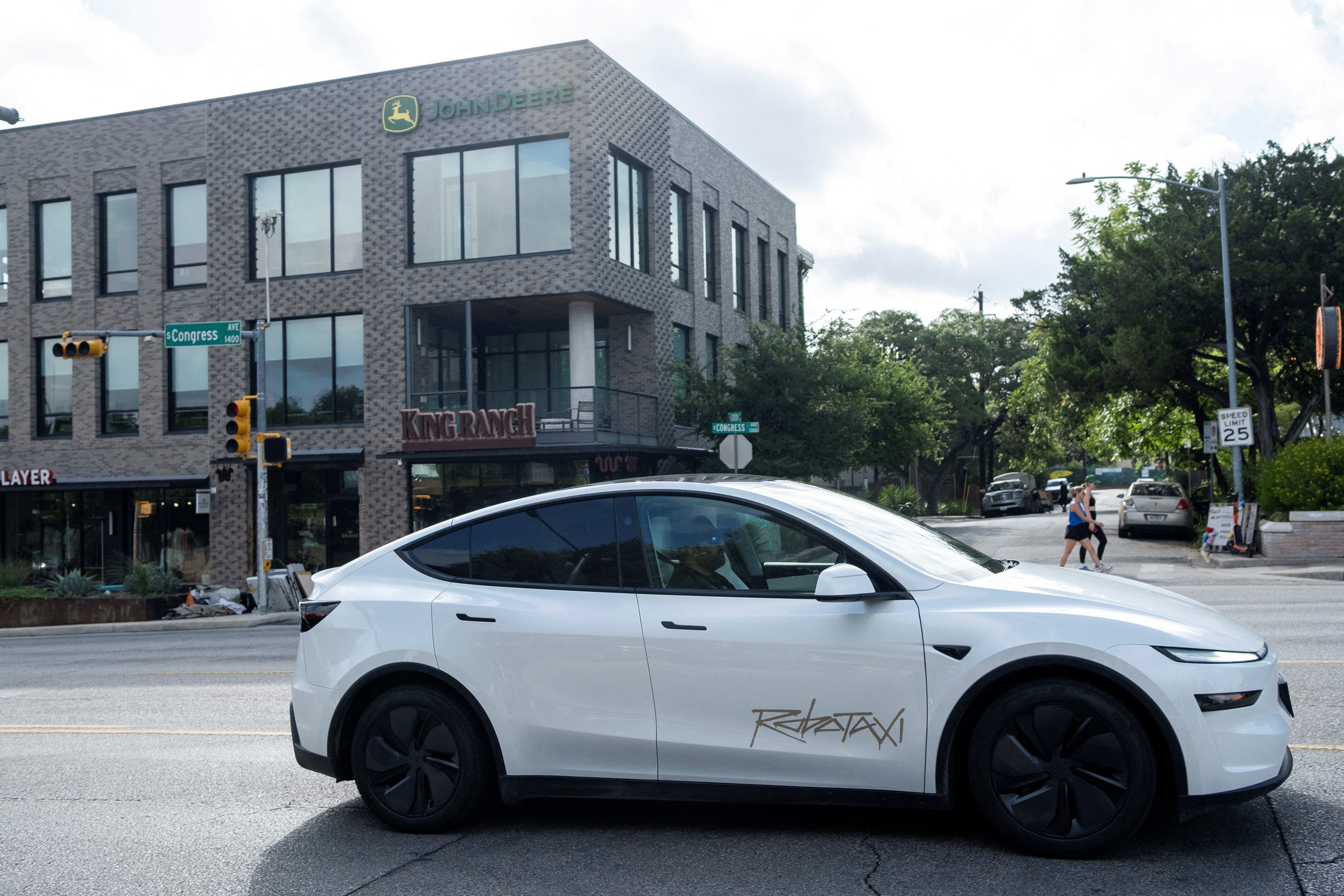 Tesla apresentou dados enganosos para aprovar carros autônomos na Europa, diz agência