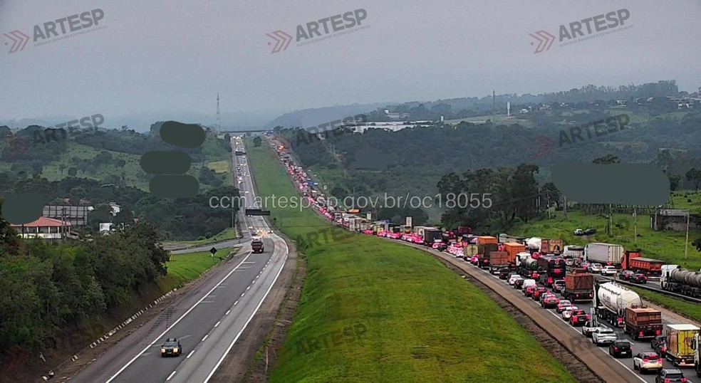Rodovia Castello Branco (SP-280) registrou três quilômetros de congestionamento após acidente entre ônibus e carreta em Itu (SP) — Foto: Artesp/Divulgação