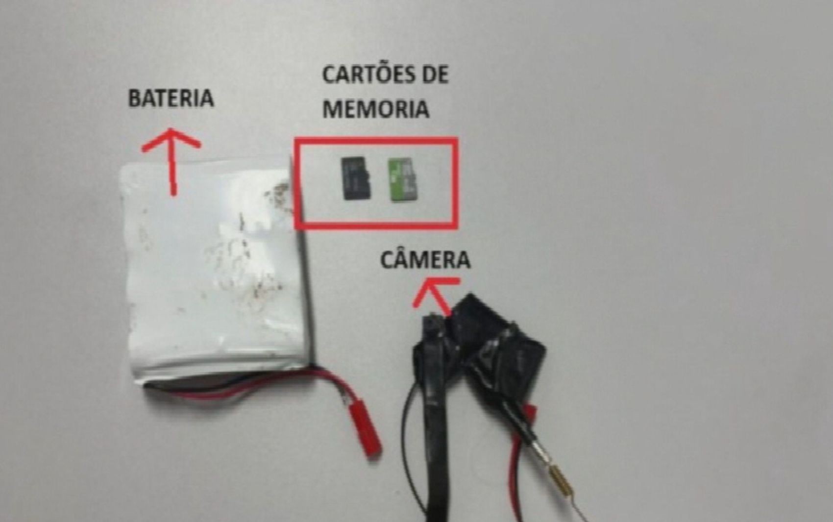 Moradores encontram câmera escondida em banheiro de casa em Caldas Novas