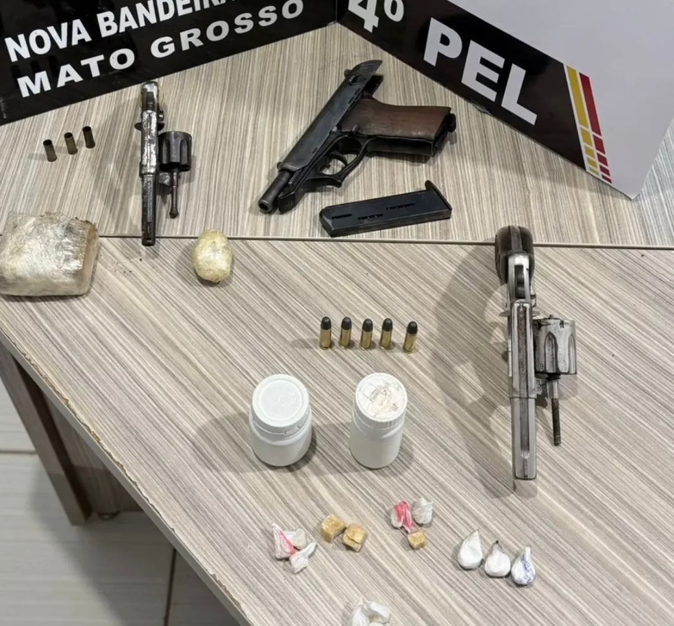 Polícia apreendeu uma pistola, dois revólveres, além de tablete e porções de substâncias análogas à maconha e pasta base de cocaína — Foto: Reprodução