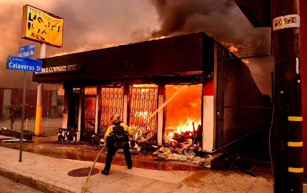 FOTOS e VÍDEOS mostram pior incêndio da história de Los Angeles