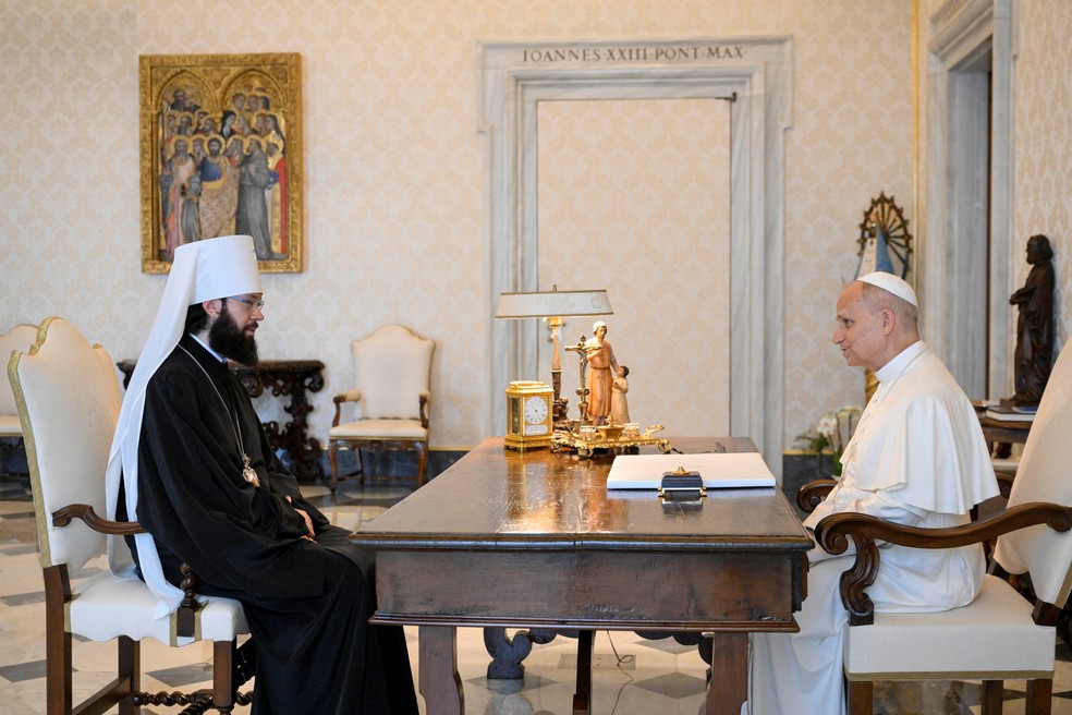 Papa Leão XIV recebe número 2 da Igreja Ortodoxa russa no Vaticano em 26 de julho de 2025. — Foto: Simone Risoluti/Vatican Media via REUTERS