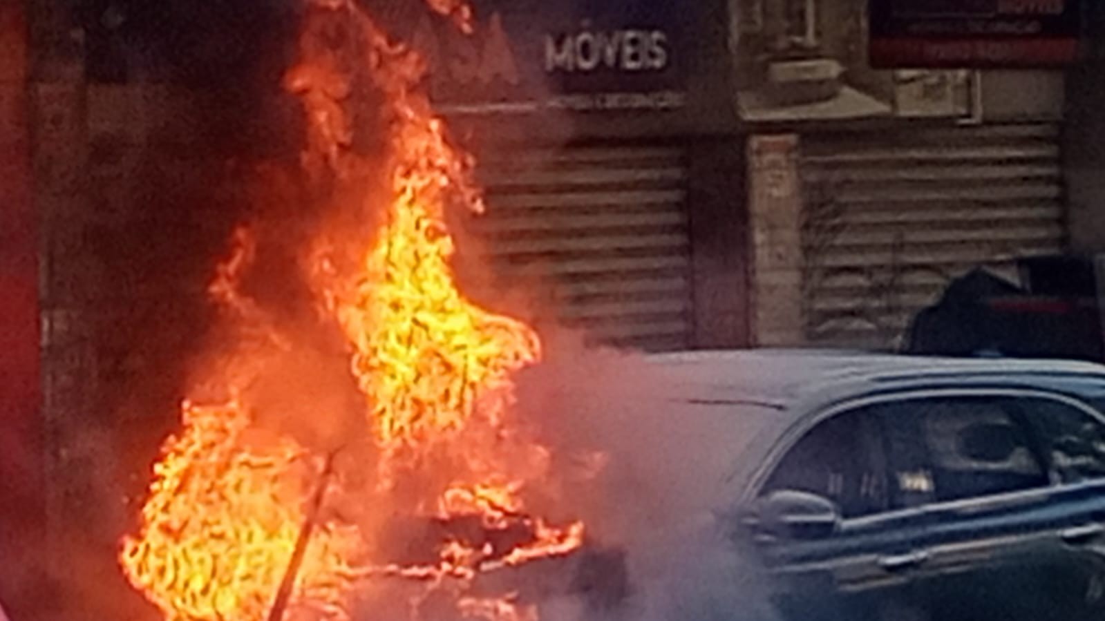 VÍDEO: Carro pega fogo na Avenida Rio Branco, em Juiz de Fora