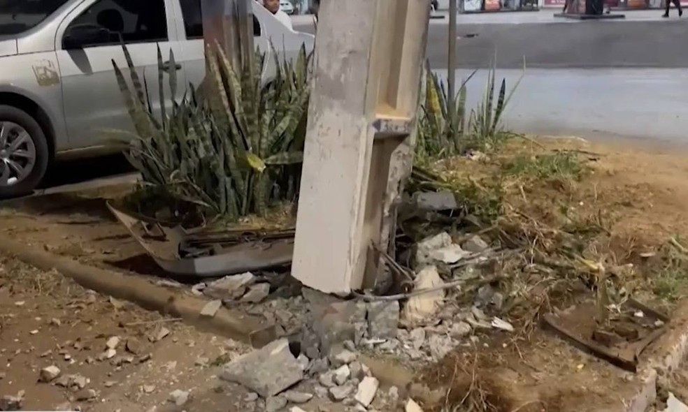 Carro bate em poste após mulher puxar freio de mão durante discussão com companheiro na Bahia. — Foto: Reprodução/TV Oeste