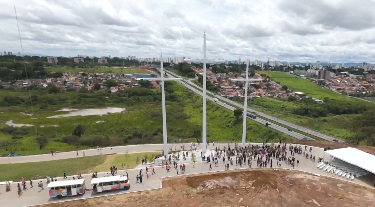 Igreja inaugura mirante com cruz de 34 metros às margens da Dutra, em São José dos Campos 