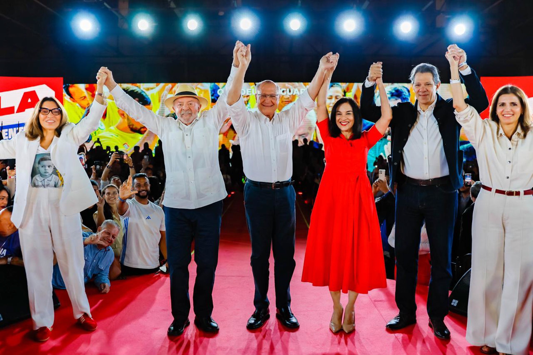 Lula 'quebra protocolo' e convida Janja para discursar em convenção nacional do PT em São Paulo