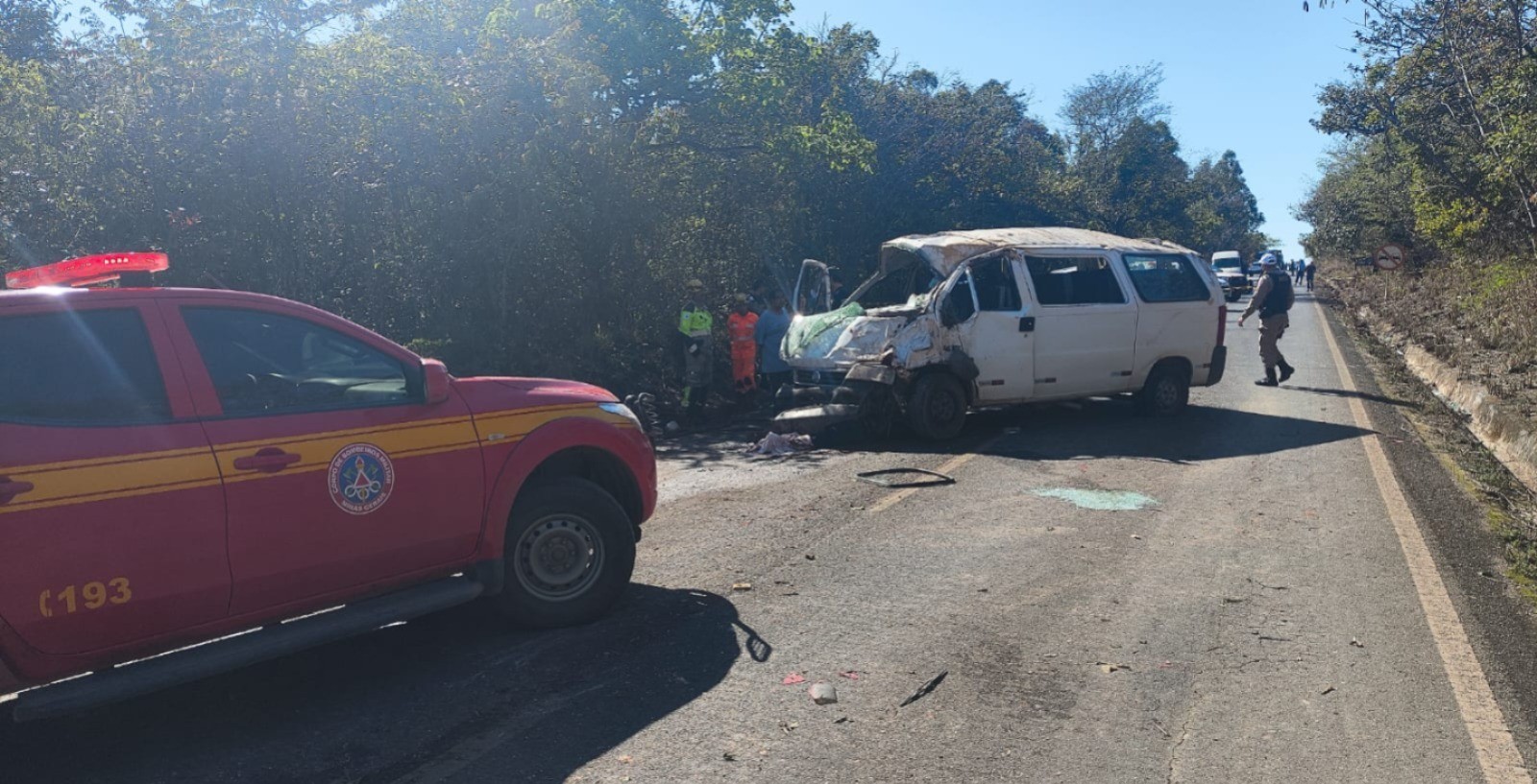 Van que transportava trabalhadores para Santo Antônio do Monte capota e mulher morre na BR-429