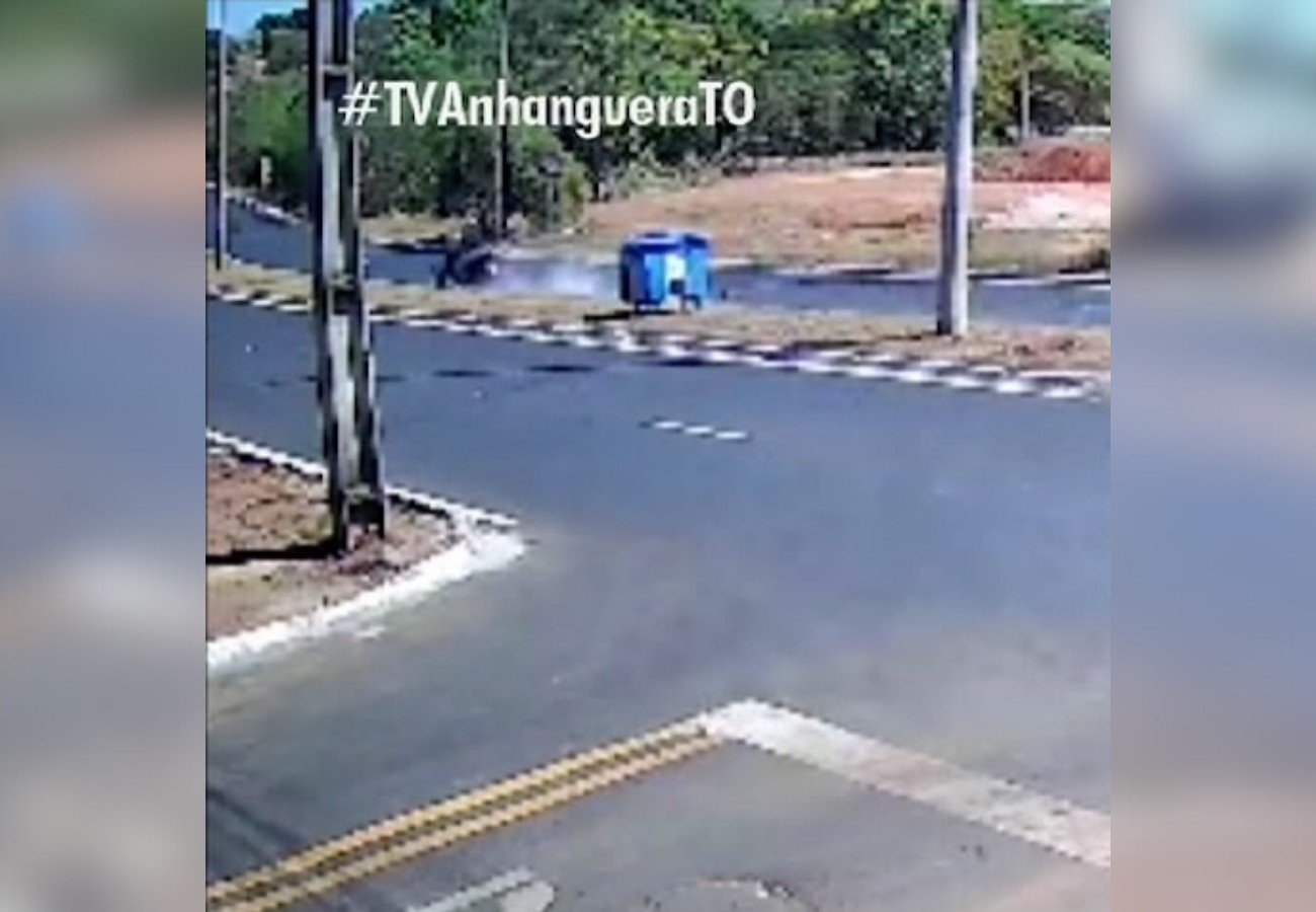 Vídeo mostra momento em que jovem de 21 anos perde controle de moto e atinge poste em avenida 