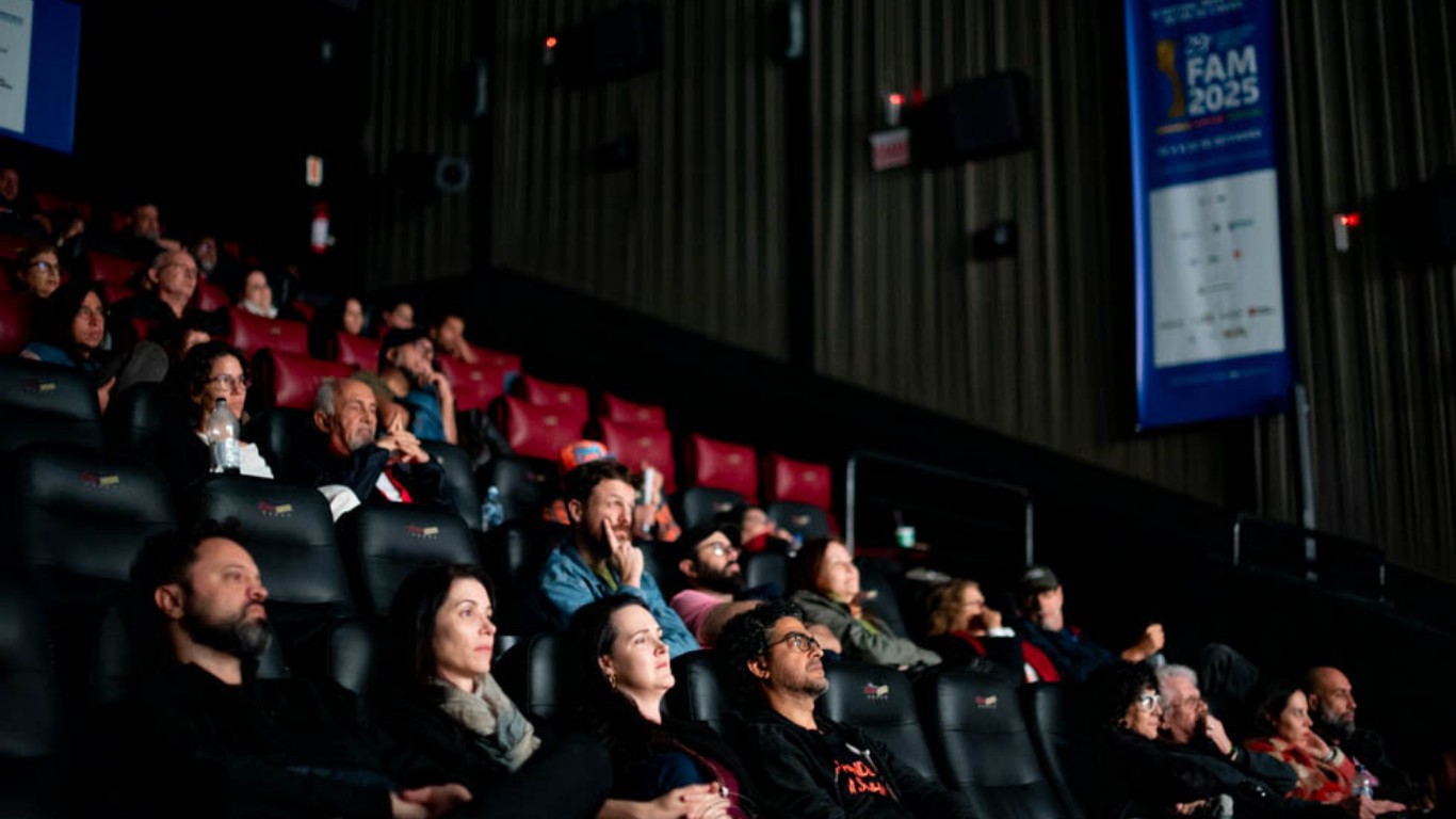 Filme com Bruna Linzmeyer vencedor do 'Goes to Cannes' abre festival de cinema mais antigo de SC