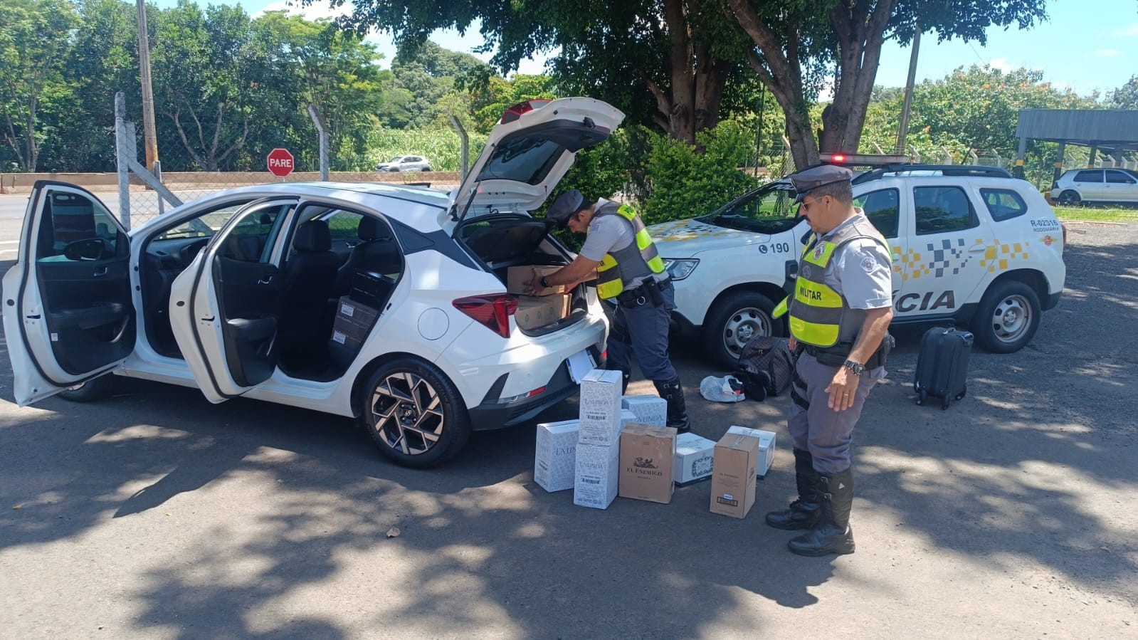 Polícia Rodoviária apreende 174 garrafas de vinho sem documento fiscal em veículo no interior de SP