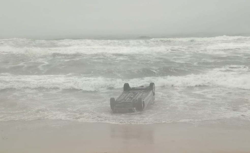 Carro é encontrado capotado dentro do mar de praia da Região Metropolitana de Salvador — Foto: Reprodução/Redes Sociais