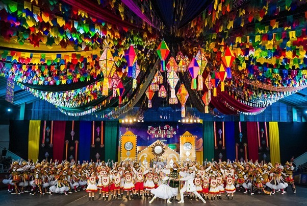 No Festival de Quadrilhas em Pernambuco, quem tem sede de São João aproveita para celebrar