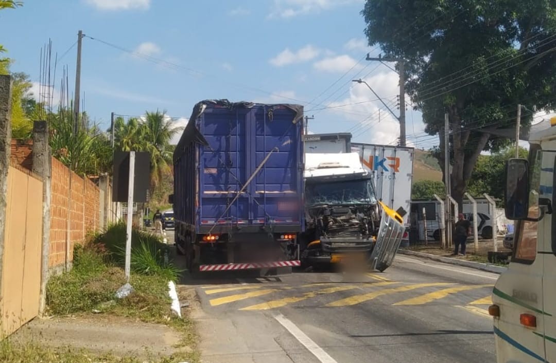 Três carretas se envolvem em acidente na BR-393, em Sapucaia