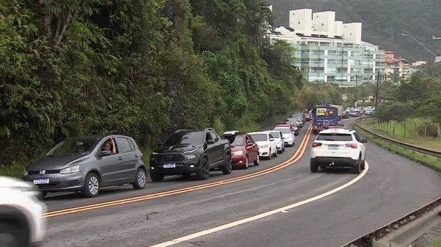 Motorista enfrenta filas e leva cerca de 3h para viagem entre Ubatuba e Caraguá, na Rio-Santos