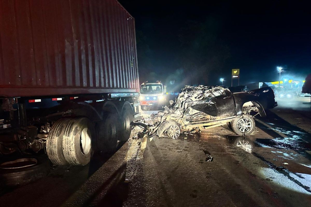 Motorista morre após bater caminhonete na lateral de carreta em rodovia do Paraná