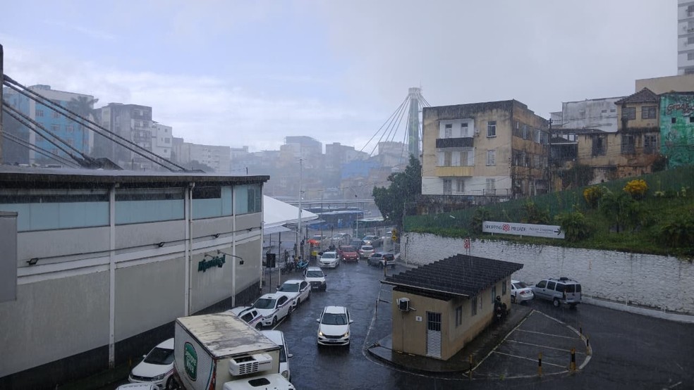 Em Salvador, os termômetros devem variar entre 23°C e 27°C.  — Foto: Alan Oliveira/g1