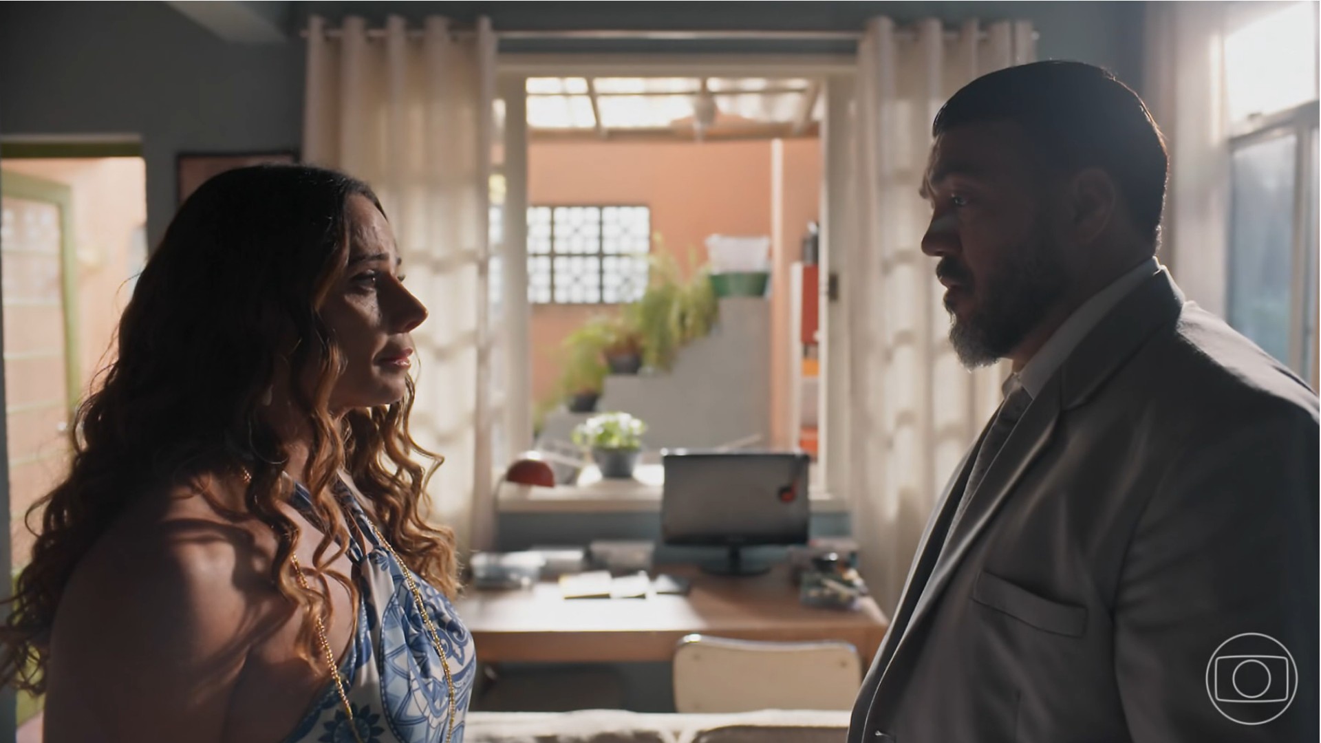 ‘Três Graças’: Belo usa hit de Gracyanne em cena com Viviane Araújo