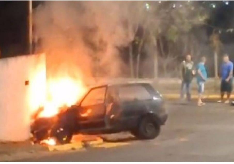 Vídeo mostra carro em chamas após batida em muro; idosa morreu no acidente em Duartina