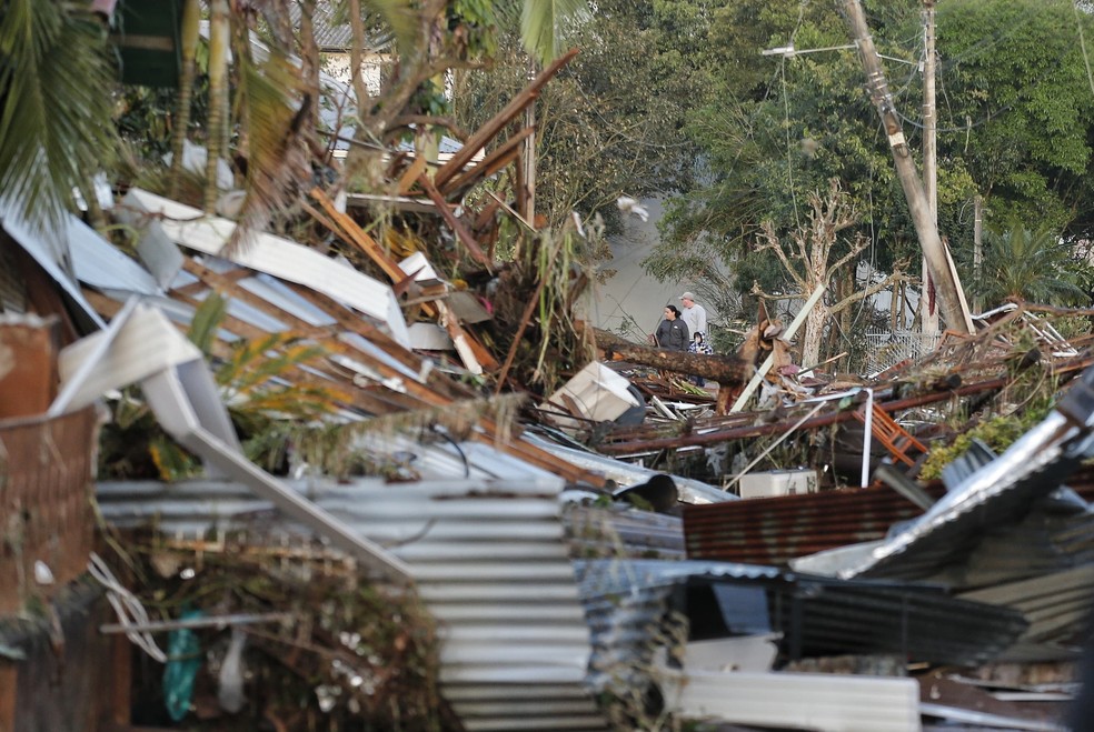Imagens mostram danos causados pela passagem de ciclone extratropical em Roca Sales — Foto: Lauro Alves/Agência RBS