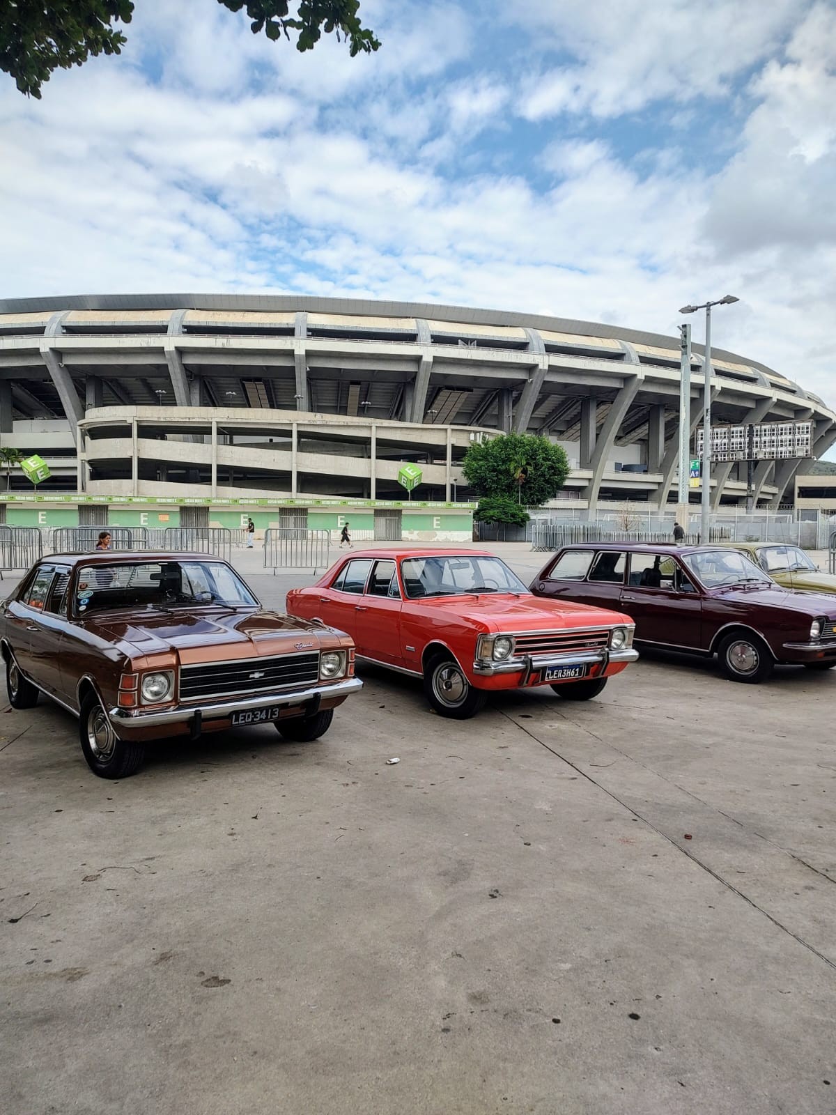 Donos de carros antigos cedidos para 'Ainda Estou Aqui' fazem desfile para comemorar o Oscar