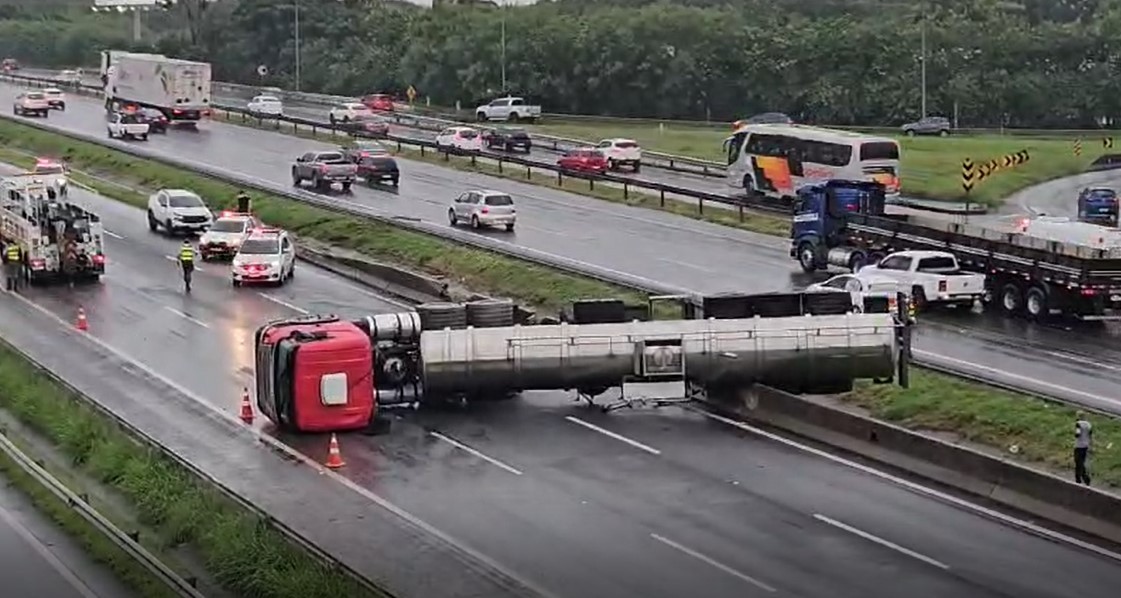 Carreta fica atravessada na pista e provoca congestionamento na Rodovia Anhanguera, em Sumaré