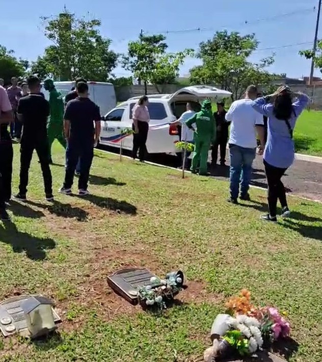 Tio de cantor sertanejo que chegou a lutar com suspeito de matar o sobrinho a tiros pede justiça durante enterro: 'O certo não é guerra'