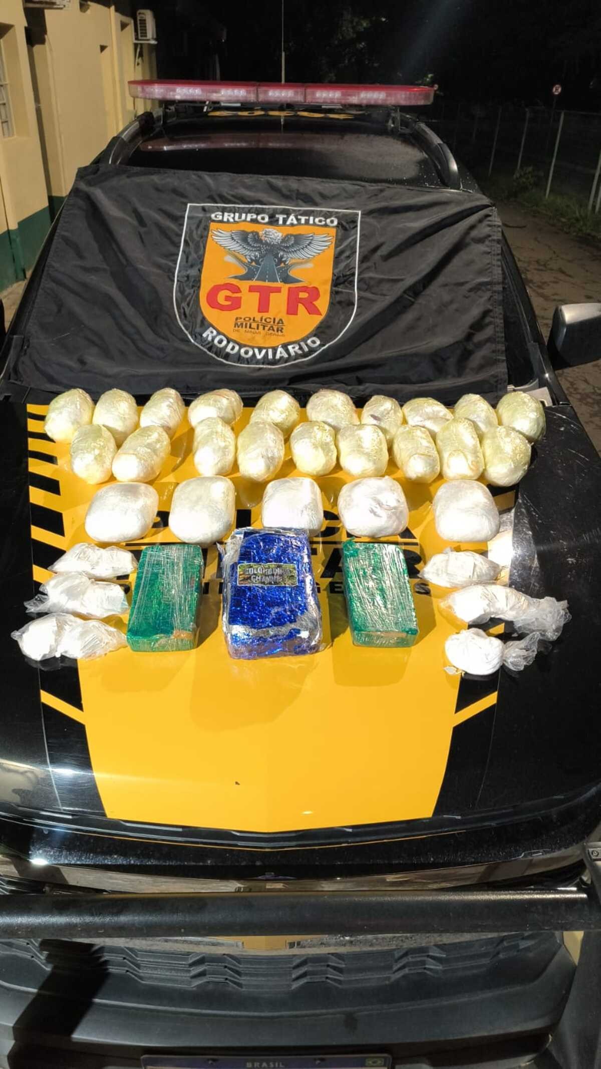 Malas com grande quantidade de drogas são apreendidas em ônibus na LMG-653