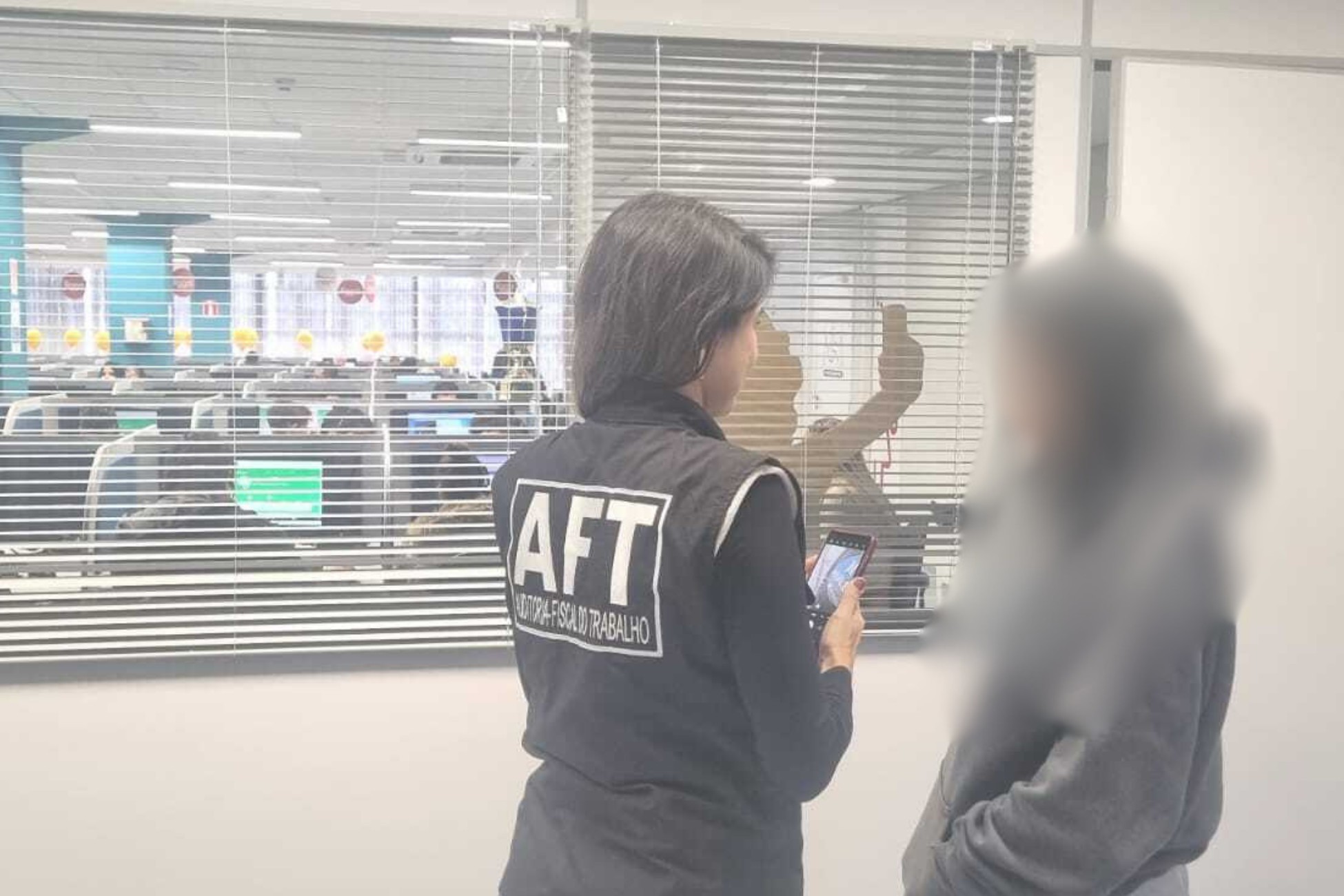 Fiscalização identifica mais de 300 adolescentes sob assédio e restrições em empresas de telemarketing de Curitiba